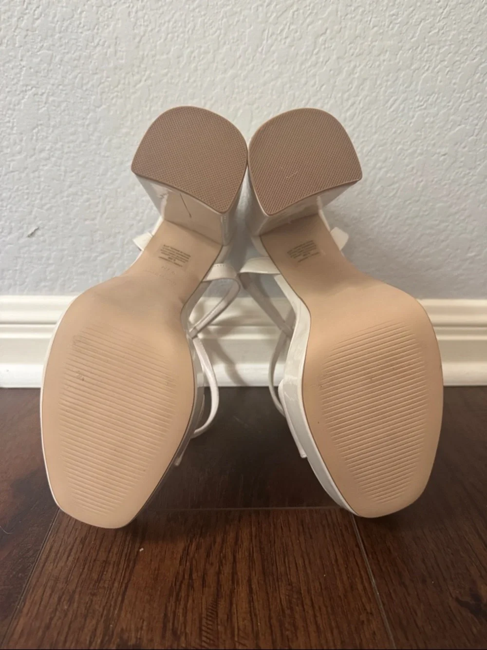 STEVE MADDEN LESSA BONE PATENT PLATFORM SANDALS OFF WHITE ANKLE STRAPS 9.5 NEW